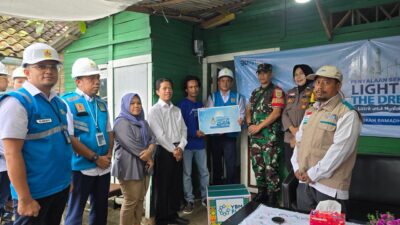 Muhammad Joharifin (empat dari kanan) General Manager PLN UID Lampung menyerahkan secara simbolis bantuan sambung listrik gratis Light Up The Dream (LUTD) kepada Iwan Kurniawan salah satu penerima manfaat warga Kelurahan Sumber Rejo Sejahtera, Iwan Kurniawan