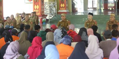 Berikan Arahan, Bupati Parosil Hadiahkan Umrah Kepada Petugas Kebersiahan Lambar