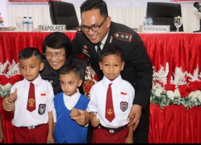 Kapolres SBB AKBP Dennie Andreas Dharmawan Bersama Kak Seto dan Anak Anak di Kabupaten Seram Bagian Barat