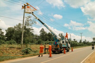 Tim Elit PDKB UP3 Metro saat peningkatan keandalan jaringan listrik dengan pemeliharaan tanpa padam lokasi Pugung Raharjo Lampung Timur