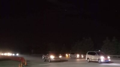 Suasana di ruas Jalan Tol Cipali dari arah Jakarta menuju Cirebon, Jawa Barat, Sabtu (23/12/2023) malam. Foto: Antara