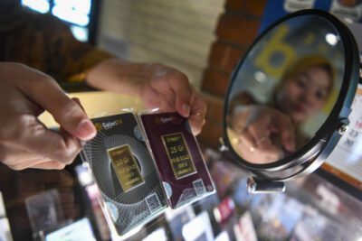 Petugas menunjukkan sampel emas batangan di Butik Emas Logam Mulia, Jakarta, Selasa (3/9). Foto: ANTARA