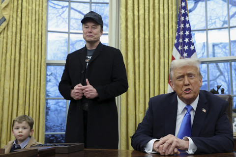Presiden Donald Trump berbincang dengan pengusaha Elon Musk yang mengajak anaknya saat melakukan pertemuan di Gedung Putih, Washington DC, Amerika Serikat, Selasa (11/2/2025). Foto: REUTERS