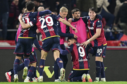Pemain Bologna Santiago Castro berselebrasi bersama rekan setimnnya usai mencetak gol ke gawang AC Milan saat pertandingan Liga Serie A Italia di Stadio Renato Dall'Ara, Bologna, Italia, Kamis (27/2/2025). Foto: Daniele Mascolo/REUTERS