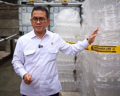 Menteri Perdagangan RI Budi Santoso mengekspose kepada publik lokasi produksi praktik pengurangan takaran minyak goreng merek MinyaKita oleh salah satu produsen di Karawang, Jawa Barat, Kamis (13/3/2025). Foto: Ist