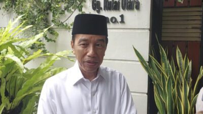 Presiden ke-7 Republik Indonesia Jokowi menyampaikan keterangan kepada wartawan di rumahnya di Solo, Jawa Tengah, Jumat (14/3) Foto: Istimewa