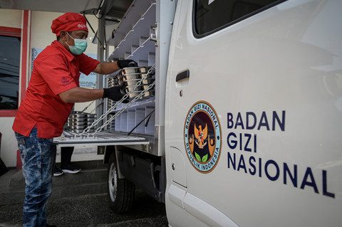 Petugas menyiapkan makanan ke dalam mobil untuk didistribusikan ke sekolah untuk program Makan Bergizi Gratis (MBG). Foto: ANTARA 