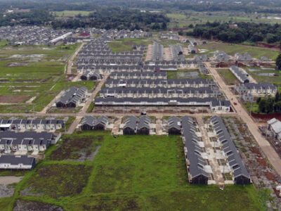 Foto udara rumah subsidi Program Rumah untuk Guru Indoensia yang masih dalam tahap pembangunan di Perumahan Kahuripan 10, Cileungsi, Kabupaten Bogor, Jawa Barat, Selasa (25/3/2025). Foto: ANTARA FOTO