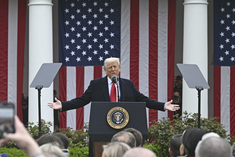 Presiden Donald Trump menyampaikan pidato mengenai tarif impor baru saat "Make America Wealthy Again" di Gedung Putih, Washington DC, Amerika Serikat, Rabu (2/4/2025). Foto: AFP