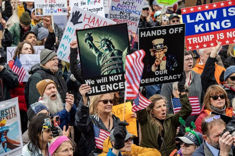 Demonstran di Boston, Massachussets, terkait kebijakan Trump, pada Sabtu (5/4). Foto: Joseph Prezioso / AFP