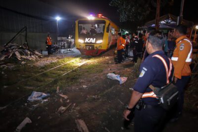 Kereta api melintas di lokasi kecelakaan truk bermuatan kayu gelondangan dengan kereta api Commuter Line Jenggala di KM 7+600 antara Stasiun Indro-Kandangan Gresik, Jawa Timur, Selasa (8/4/2025). Foto: ANTARA