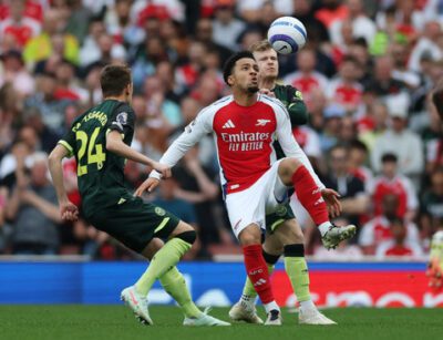 Aksi Ethan Nwaneri (tengah) saat Arsenal vs Brentford dalam laga pekan ke-32 Liga Inggris 2024/25 di Stadion Emirates, Sabtu (12/4) malam WIB. Foto: Action Images via Reuters