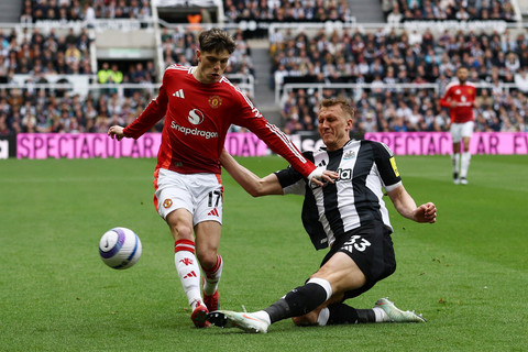 Pemain Newcastle United Dan Burn berebut bola dengan pemain Manchester United Alejandro Garnacho pada pertandingan Liga Inggris di St James' Park, Newcastle, Inggris, Minggu (13/4/2025). Foto: REUTERS