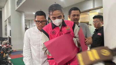 Tampak ketiga hakim saat digiring ke mobil tahanan Kejagung. Foto: Istimewa