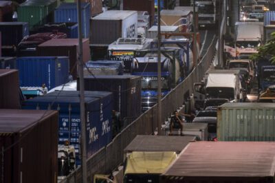 Warga duduk di atas mobil saat terjebak macet di Jalan Yos Sudarso menuju Pelabuhan Tanjung Priok, Jakarta, Kamis (17/4/2025). Foto: ANTARA