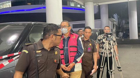 Direktur Pemberitaan JakTV Tian Bahtiar, usai dijerat sebagai tersangka perintangan penyidikan kasus yang ditangani Kejagung RI, di Gedung Kejagung RI, Jakarta, Selasa (22/4/2025) dini hari. Foto: Ist