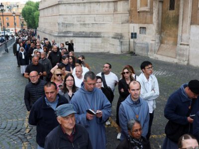 Orang-orang mengantre untuk mengunjungi makam mendiang Paus Fransiskus di Basilika Santa Maria Maggiore, di Roma, Italia, Minggu (27/4/2025). Foto: REUTERS