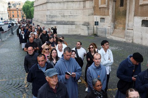 Orang-orang mengantre untuk mengunjungi makam mendiang Paus Fransiskus di Basilika Santa Maria Maggiore, di Roma, Italia, Minggu (27/4/2025). Foto: REUTERS
