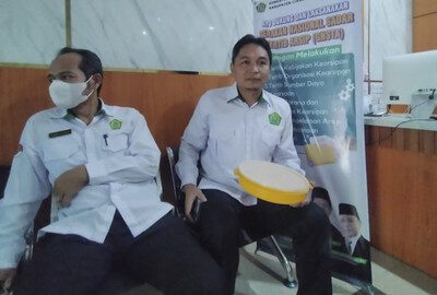 Staf pengajar MAN 1 Cianjur saat memperlihatkan contoh tempat makan yang digunakan wadah menu MBG. Foto: Dok. Istimewa