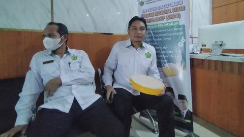 Staf pengajar MAN 1 Cianjur saat memperlihatkan contoh tempat makan yang digunakan wadah menu MBG. Foto: Dok. Istimewa