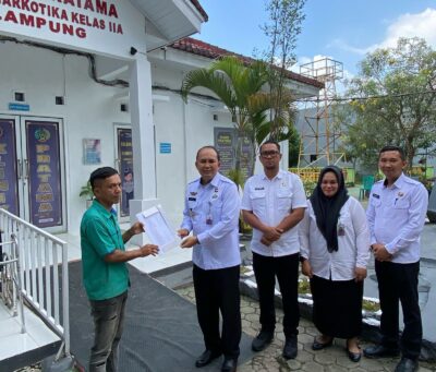 Dua Warga Binaan Lapas Narkotika Bandar Lampung Terima Remisi Karena Sakit Berkepanjangan Bandar Lampung – Lembaga Pemasyarakatan (Lapas) Narkotika Kelas IIA Bandar Lampung memberikan remisi sakit berkepanjangan kepada dua orang warga binaan yang telah memenuhi syarat administratif dan substantif, Kamis (10/04). Kepala Lapas Narkotika Bandar Lampung, Ade Kusmanto, menjelaskan bahwa pemberian remisi tersebut dilakukan setelah melalui proses verifikasi dan pertimbangan medis secara menyeluruh oleh tim kesehatan Lapas. "Kedua warga binaan ini telah menjalani pemeriksaan kesehatan yang ketat dan dinyatakan mengalami kondisi sakit yang berkepanjangan. Remisi ini merupakan bagian dari sistem pemasyarakatan yang mengedepankan keadilan dan kemanusiaan," ungkap Ade Kusmanto. Lebih lanjut, ia menyampaikan bahwa remisi ini diharapkan dapat memberikan dukungan moral dan psikologis kepada kedua warga binaan tersebut dalam menjalani masa perawatan mereka. Selain itu, pemberian remisi ini juga merupakan upaya untuk memenuhi hak-hak narapidana sesuai dengan amanat Undang-Undang. "Kedua warga binaan tersebut memerlukan perawatan jangka panjang karena kondisi medis yang mereka alami, dan dengan demikian, mereka berhak mendapatkan pengurangan masa pidana masing-masing selama 4 bulan," jelas Kalapas Narkotika Bandar Lampung. Pihak Lapas memastikan bahwa pelayanan kesehatan akan terus diberikan dengan optimal, dan kedua warga binaan yang menerima remisi tersebut tetap dalam pengawasan serta pendampingan dari tim medis.