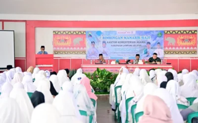 402 Jemaah Calon Haji dari Lampung Selatan Ikuti Bimbingan Manasik Haji KALIANDA – Sebanyak 402 jemaah calon haji asal Kabupaten Lampung Selatan mengikuti kegiatan bimbingan manasik haji yang diselenggarakan oleh Kantor Kementerian Agama (Kemenag) Kabupaten Lampung Selatan pada Kamis, 10 April 2025. Bimbingan manasik haji ini dibuka oleh Staf Ahli Bupati Bidang Pemerintahan, Hukum, dan Politik Pemkab Lampung Selatan, Anton Carmana, yang bertempat di Aula Kantor PKK setempat. Kegiatan ini bertujuan memberikan pemahaman yang mendalam kepada jemaah calon haji mengenai tata cara pelaksanaan ibadah haji sesuai dengan syariat Islam. Kepala Kantor Wilayah Kementerian Agama Lampung Selatan, Ashari, menyampaikan bahwa bimbingan manasik haji sangat penting untuk memastikan para jemaah dapat melaksanakan ibadah haji secara mandiri, tertib, dan sesuai dengan tuntunan agama. "Melalui bimbingan manasik ini, kami berharap kualitas pelaksanaan ibadah haji dapat meningkat, dan para jemaah mampu memahami serta mempraktikkan tata cara ibadah haji dengan baik dan benar sesuai dengan ketentuan syariat Islam," ujar Ashari. Dari total 402 jemaah calon haji tersebut, terdapat 169 laki-laki dan 233 perempuan. Jemaah tertua berusia 107 tahun berasal dari Kecamatan Sidomulyo, sementara jemaah termuda berusia 18 tahun berasal dari Kecamatan Katibung. Ashari mengharapkan agar seluruh jemaah diberi kesehatan dan keselamatan selama pelaksanaan ibadah haji. Dalam sambutannya, Anton Carmana memberikan apresiasi kepada Kementerian Agama atas terlaksananya kegiatan ini yang dianggap sangat bermanfaat bagi para jemaah. Ia menekankan bahwa manasik haji bukan hanya sekadar bekal pengetahuan, tetapi juga menjadi bagian penting dalam mempersiapkan mental dan spiritual para jemaah calon haji. “Kami berharap seluruh jemaah dapat mengikuti kegiatan ini dengan serius, agar pelaksanaan ibadah haji nanti berjalan lancar dan menjadi haji yang mabrur,” pesan Anton Carmana. Kegiatan manasik haji ini akan berlangsung selama dua hari, yakni pada Kamis dan Jumat, 10-11 April 2025, dengan materi yang mencakup rukun dan wajib haji, tahapan perjalanan, serta praktik langsung manasik haji.