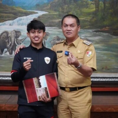 Bupati Tubaba, Novriwan Jaya (Kanan) bersama Fabio Azka Irawan (Kiri) di ruang kerja Bupati Tubaba, Senin (21/4/2025), Foto: Istimewa