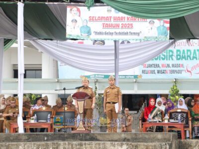Wakil Bupati Pesisir Barat, Irawan Topani, S.H., M.Kn., memimpin upacara peringatan Hari Kartini Tahun 2025, Senin (21/4/2025).