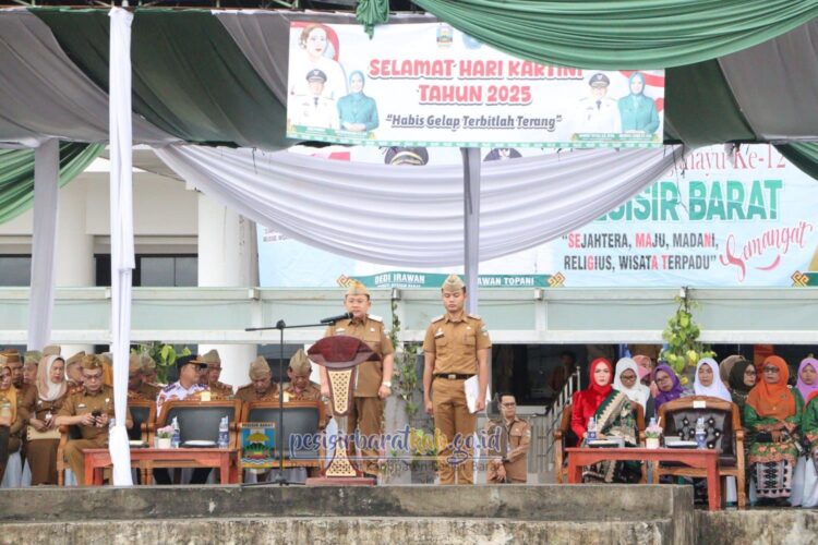 Wakil Bupati Pesisir Barat, Irawan Topani, S.H., M.Kn., memimpin upacara peringatan Hari Kartini Tahun 2025, Senin (21/4/2025).