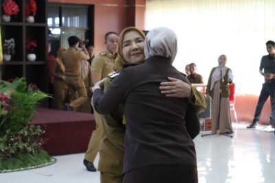 Pemerintah Kota Bandar Lampung Gelar Halalbihalal Pasca Lebaran 2025 Bandar Lampung - Pemerintah Kota Bandar Lampung mengadakan acara Halalbihalal pasca libur bersama Hari Raya Idulfitri 1446 Hijriah pada Selasa (8/4/2025) di Aula Gedung Semergou. Acara ini bertujuan untuk mempererat silaturahmi antara jajaran Pemerintah Kota dan masyarakat setelah liburan Lebaran serta menegaskan pentingnya menjaga hubungan yang baik antara pemerintah dan warga Kota Bandar Lampung demi kesejahteraan bersama. Dalam sambutannya, Walikota Bandar Lampung, Hj. Eva Dwiana, mengungkapkan bahwa acara ini merupakan komitmen pemerintah dalam memperkuat kolaborasi antar berbagai pihak demi kesejahteraan masyarakat. “Kami berharap setiap langkah yang diambil dapat bermanfaat bagi seluruh warga Bandar Lampung,” ujar beliau. Walikota juga menambahkan, Pemerintah Kota Bandar Lampung akan terus bekerja sama dengan Forum Koordinasi Pimpinan Daerah (Forkopimda) dan seluruh elemen masyarakat untuk meningkatkan kualitas pelayanan dan pembangunan di kota ini. Selain itu, Walikota berharap agar seluruh aparatur sipil negara (ASN) di Pemkot Bandar Lampung kembali bekerja dengan semangat tinggi setelah libur panjang Lebaran. “Harapan kami, setelah libur Lebaran, seluruh pegawai di Pemkot Bandar Lampung dapat kembali bekerja dengan semangat tinggi dan memberikan pelayanan terbaik kepada masyarakat,” tuturnya. Acara tersebut juga dihadiri oleh Wakil Walikota Bandar Lampung, jajaran Forkopimda Kota Bandar Lampung, Sekretaris Daerah Kota Bandar Lampung, kepala organisasi perangkat daerah (OPD), camat, lurah, dan pengurus masjid se-Kota Bandar Lampung.