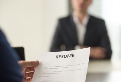 Ilustrasi surat lamaran kerja. Foto: Shutterstock
