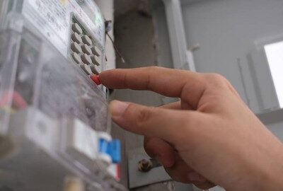 Ilustrasi mengisi token listrik pra-bayar. Foto: wisely/Shutterstock