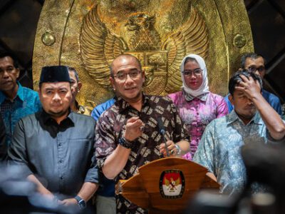 Ketua KPU Hasyim Asy'ari (tengah) didampingi Komisioner KPU Idham Holik (depan, kanan) dan Mohammad Afifuddin (depan, kiri) memberikan keterangan pers terkait putusan DKPP yang menjatuhkan sanksi pemberhentian tetap terhadap Hasyim, Jakarta (3/7/2024). Foto: ANTARA