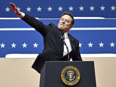 CEO Tesla dan SpaceX, Elon Musk, memberi isyarat ketika ia berbicara dalam parade perdana di dalam Capitol One Arena, di Washington, DC, Senin (20/1/2025) waktu setempat. Foto: Angela Weiss/AFP