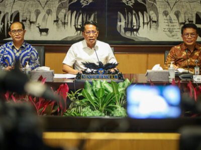Konferensi Pers Menteri Hukum RI, Supratman Andi Agtas tentang kewarganegaraan tersangka kasus korupsi E-KTP, Paulus Tannos di Kemenkum, Jakarta pada Rabu (29/1). Foto: kumparan