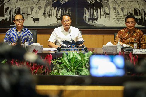 Konferensi Pers Menteri Hukum RI, Supratman Andi Agtas tentang kewarganegaraan tersangka kasus korupsi E-KTP, Paulus Tannos di Kemenkum, Jakarta pada Rabu (29/1). Foto: kumparan