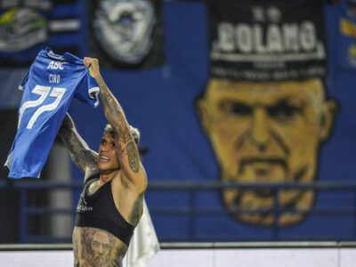 Pesepak bola Persib Bandung Ciro Alves melakukan seleberasi usai mencetak gol ke gawang PSM Makassar saat bertanding pada BRI Liga 1 di Stadion Gelora Bandung Lautan Api, Bandung, Jawa Barat, Sabtu (1/2/2025). Foto: ANTARA 