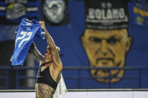 Pesepak bola Persib Bandung Ciro Alves melakukan seleberasi usai mencetak gol ke gawang PSM Makassar saat bertanding pada BRI Liga 1 di Stadion Gelora Bandung Lautan Api, Bandung, Jawa Barat, Sabtu (1/2/2025). Foto: ANTARA 