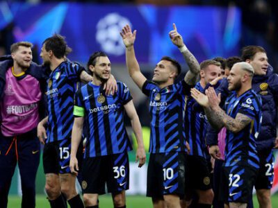 Selebrasi Francesco Acerbi, Matteo Darmian, Lautaro Martinez, dan Federico Dimarco usai laga Inter Milan vs Bayern Muenchen dalam leg kedua perempat final Liga Champions 2024/25 di Stadion San Siro pada Kamis (17/4) dini hari WIB. Foto: REUTERS