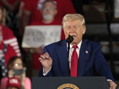 Presiden AS Donald Trump menyampaikan pidato pencapaian 100 hari masa jabatannya di Macomb County Community College Sports Expo Center di Warren, Michigan, Selasa (29/4/2025). Foto: Jeff Kowalsky/AFP