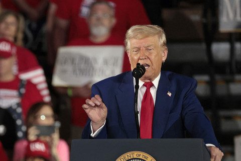 Presiden AS Donald Trump menyampaikan pidato pencapaian 100 hari masa jabatannya di Macomb County Community College Sports Expo Center di Warren, Michigan, Selasa (29/4/2025). Foto: Jeff Kowalsky/AFP