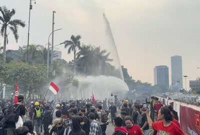 Para aksi massa May Day dipukul mundur oleh Kepolisian di depan Gedung DPR, Kamis (1/5/2025). Foto: Kumparan