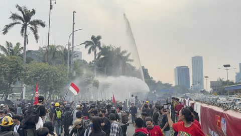 Para aksi massa May Day dipukul mundur oleh Kepolisian di depan Gedung DPR, Kamis (1/5/2025). Foto: Kumparan