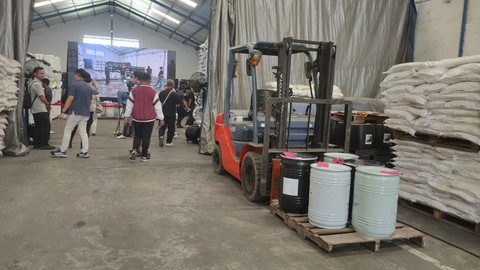 Bareskrim ungkap gudang sianida di Jalan Margo Mulia Indah Blok H/9A, Tandes, Surabaya. Foto: kumparan