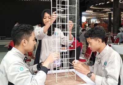 Mahasiswa peserta lomba Petra Civil Expo (PCE) 2025 sedang merancang maket gedung tahan gempa. 