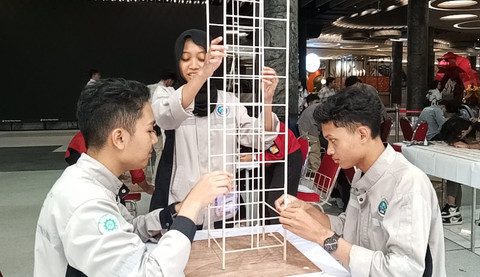 Mahasiswa peserta lomba Petra Civil Expo (PCE) 2025 sedang merancang maket gedung tahan gempa. 