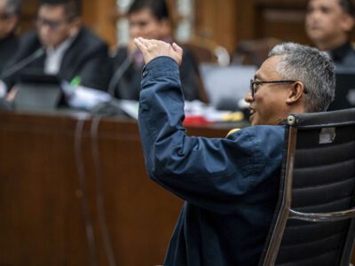 Penyelidik KPK Arif Budi Raharjo (kanan) memberikan keterangan saat sidang lanjutan kasus dugaan perintangan penyidik kasus korupsi Harun Masiku dan pemberian suap dengan terdakwa Hasto Kristiyanto di Pengadilan Tipikor, Jakarta, Jumat (16/5/2025). Foto: ANTARA FOTO