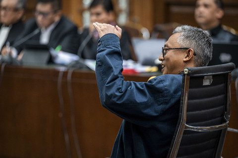 Penyelidik KPK Arif Budi Raharjo (kanan) memberikan keterangan saat sidang lanjutan kasus dugaan perintangan penyidik kasus korupsi Harun Masiku dan pemberian suap dengan terdakwa Hasto Kristiyanto di Pengadilan Tipikor, Jakarta, Jumat (16/5/2025). Foto: ANTARA FOTO