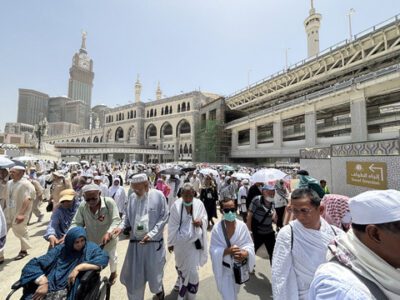 Jemaah haji usai salat jumat di Masjidil Haram, Makkah, Jumat (16/5). Foto: Kumparan