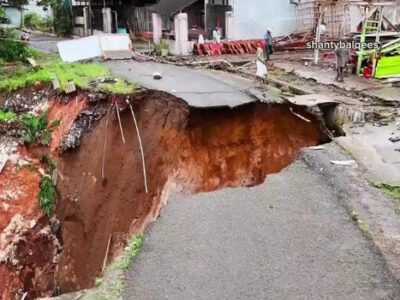 Jalan Pekon Karang Agung, Kecamatan Way Tenong, Lampung Barat longsor. | Foto: Dok Istimewa